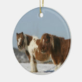 雪に立っているミニチュア馬 セラミックオーナメント (左)