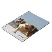 雪に立っているミニチュア馬 ノートブック (左側)