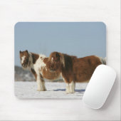 雪に立っているミニチュア馬 マウスパッド (マウス)