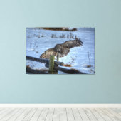 雪に素晴らしふくろう及びフェンスを着陸させるII キャンバスプリント (インサイチュ (ウッドフロア))
