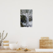 雪に覆われたぼやけた滝 ポスター (キッチン)