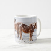 雪に覆われたアイスランドの馬 コーヒーマグカップ (正面右)