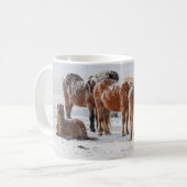 雪に覆われたアイスランドの馬 コーヒーマグカップ (正面左)