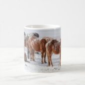雪に覆われたアイスランドの馬 コーヒーマグカップ (中央)