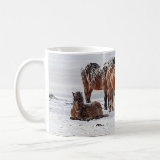 雪に覆われたアイスランドの馬 コーヒーマグカップ (左)