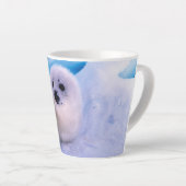 雪に覆われたアザラシの赤ちゃん カフェラテマグ (右アングル)