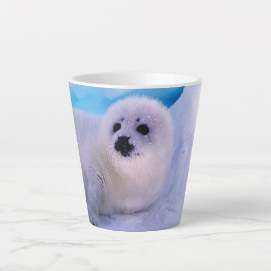 雪に覆われたアザラシの赤ちゃん カフェラテマグ (正面)
