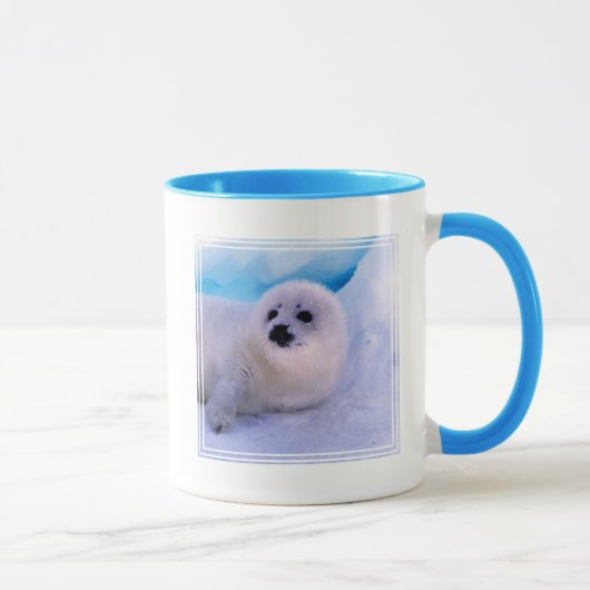 雪に覆われたアザラシの赤ちゃん マグカップ (右)