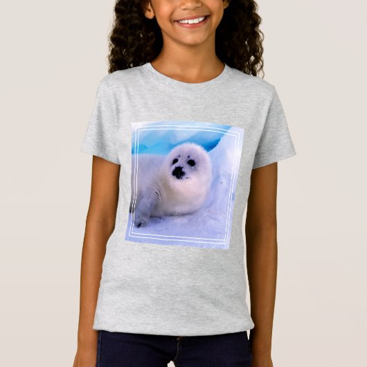 雪に覆われたアザラシの赤ちゃん Tシャツ (正面)