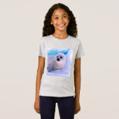 雪に覆われたアザラシの赤ちゃん Tシャツ (正面フル)