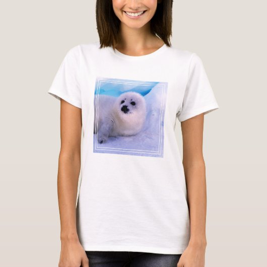 雪に覆われたアザラシの赤ちゃん Tシャツ (正面)