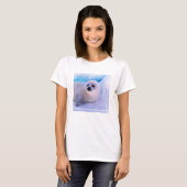 雪に覆われたアザラシの赤ちゃん Tシャツ (正面フル)