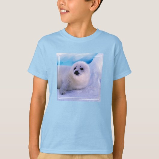雪に覆われたアザラシの赤ちゃん Tシャツ (正面)