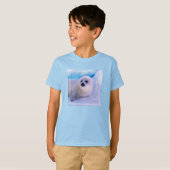 雪に覆われたアザラシの赤ちゃん Tシャツ (正面フル)