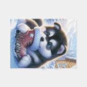 雪に覆われたウィンターブーツで遊ぶ子犬 フリースブランケット (正面(横))