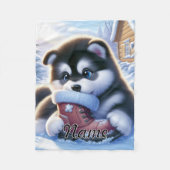 雪に覆われたウィンターブーツで遊ぶ子犬 フリースブランケット (正面)
