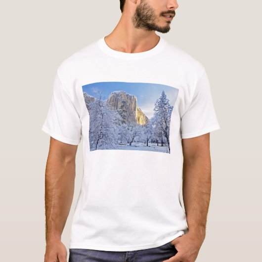 雪に覆われたエルキャピタンに朝日が差す Tシャツ (正面)