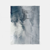 雪に覆われたオオカミ フリースブランケット (正面)