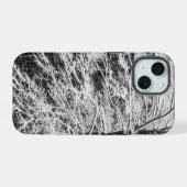 雪に覆われたカエデの木の線画 iPhone 15ケース (裏面横)