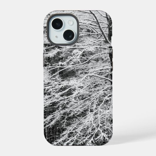 雪に覆われたカエデの木の線画 iPhone 15ケース (裏面)