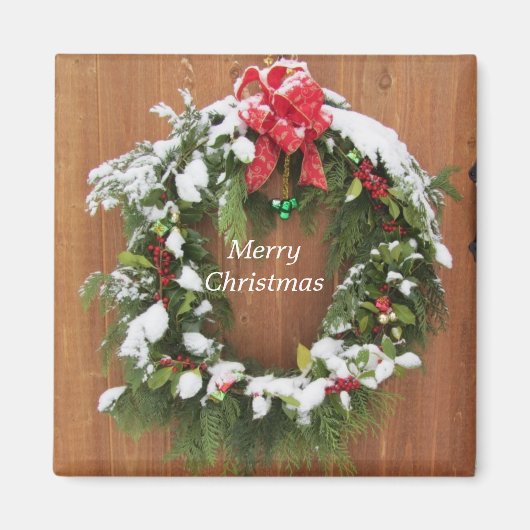 雪に覆われたクリスマスリース マグネット (正面)