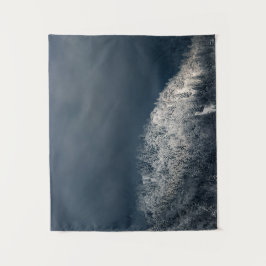 雪に覆われたトウヒの森の上の暗闇と太陽 タペストリー