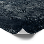 雪に覆われたトウヒの森の上の暗闇と太陽 ポスター (角)