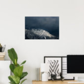 雪に覆われたトウヒの森の上の暗闇と太陽 ポスター (ホームオフィス)