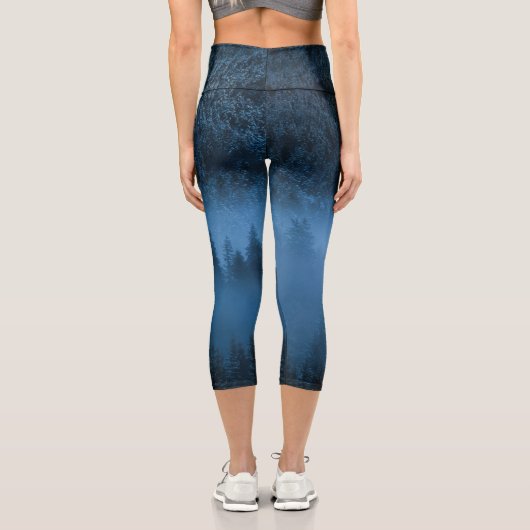 雪に覆われたトウヒの森の上の魔法の霧 カプリレギンス (裏面)