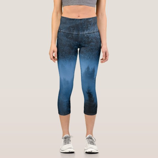 雪に覆われたトウヒの森の上の魔法の霧 カプリレギンス (正面)