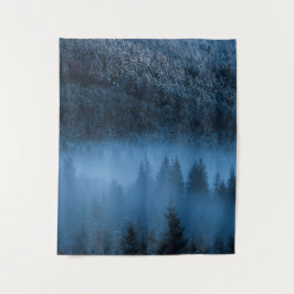 雪に覆われたトウヒの森の上の魔法の霧 タペストリー