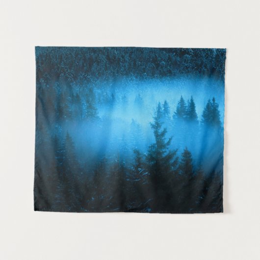 雪に覆われたトウヒの森の魔法の霧 タペストリー (正面(横))