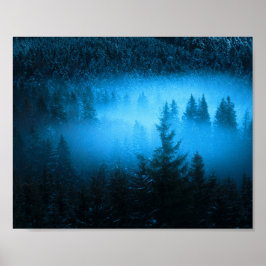 雪に覆われたトウヒの森の魔法の霧 ポスター