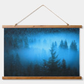 雪に覆われたトウヒの森の魔法の霧 吊り下げ型タペストリー (正面)