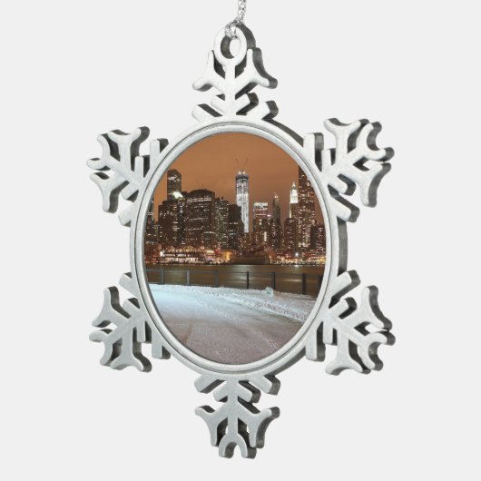 雪に覆われたニューヨーク市 スノーフレークピューターオーナメント (右)