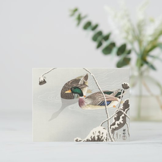 雪に覆われたハスの近くのマガモ絵を描二匹 ポストカード (スタンド正面)