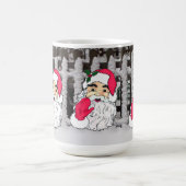 雪に覆われたピケットフェンスの背景にサンタクロース コーヒーマグカップ (中央)