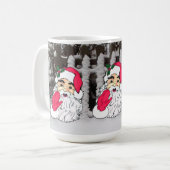 雪に覆われたピケットフェンスの背景にサンタクロース コーヒーマグカップ (正面左)