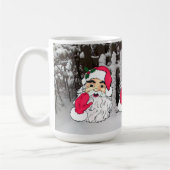 雪に覆われたピケットフェンスの背景にサンタクロース コーヒーマグカップ (左)