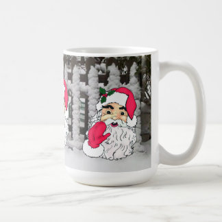雪に覆われたピケットフェンスの背景にサンタクロース コーヒーマグカップ
