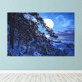雪に覆われたモミの木と夜の海の海岸の上の月 キャンバスプリント (インサイチュ (ウッドフロア))