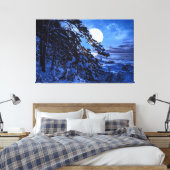 雪に覆われたモミの木と夜の海の海岸の上の月 キャンバスプリント (インサイチュ (寝室))