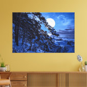 雪に覆われたモミの木と夜の海の海岸の上の月 キャンバスプリント (インサイチュ (リビング))