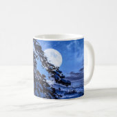 雪に覆われたモミの木と夜の海の海岸の上の月 コーヒーマグカップ (正面右)