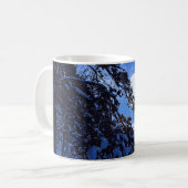 雪に覆われたモミの木と夜の海の海岸の上の月 コーヒーマグカップ (正面左)