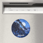 雪に覆われたモミの木と夜の海の海岸の上の月 マグネット (インサイチュ (食洗機))