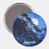 雪に覆われたモミの木と夜の海の海岸の上の月 マグネット (正面/裏面)