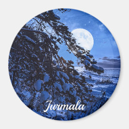 雪に覆われたモミの木と夜の海の海岸の上の月 マグネット