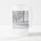 雪に覆われた丘の上のベンチ霜の付いたマグカップ フロストグラスビールジョッキ (正面右)