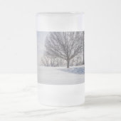 雪に覆われた丘の上のベンチ霜の付いたマグカップ フロストグラスビールジョッキ (中央)